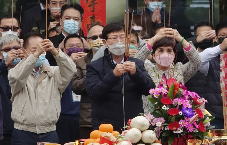 鴻海新春開工拜拜，圖中為董事長劉揚偉、右1為總財務長黃秋蓮、左1為半導體策略長蔣尚義。莊宗達攝