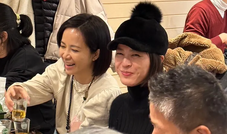 陳仙梅（左）和蘇晏霈開心喝酒聊天。蔡依庭攝