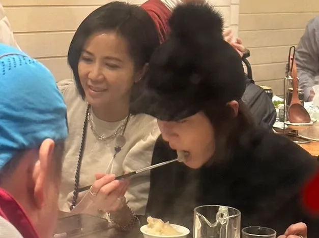 陳仙梅（左）和蘇晏霈享用溫體羊肉鍋。蔡依庭攝