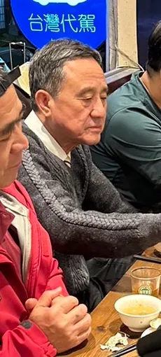 製作人鄭文騰吃得投入。蔡依庭攝