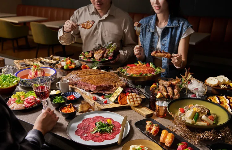 台北國泰萬怡酒店MJ Kitchen即日起為肉食控推出今年首波新菜單「瘋肉季」，精選各式肉品，從冷菜、熱食道湯品通通有。業者提供