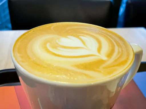 喝咖啡該不該加奶？　醫師舉國外研究：拿鐵比黑咖啡多了這三大好處