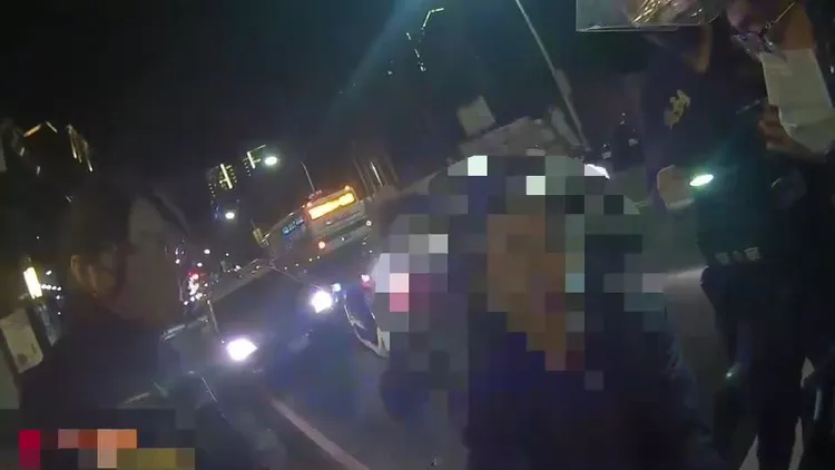警方對吳婦實施酒測。蘆洲警分局提供