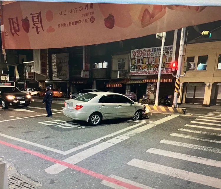 卞警酒駕自撞中央分隔島。讀者提供