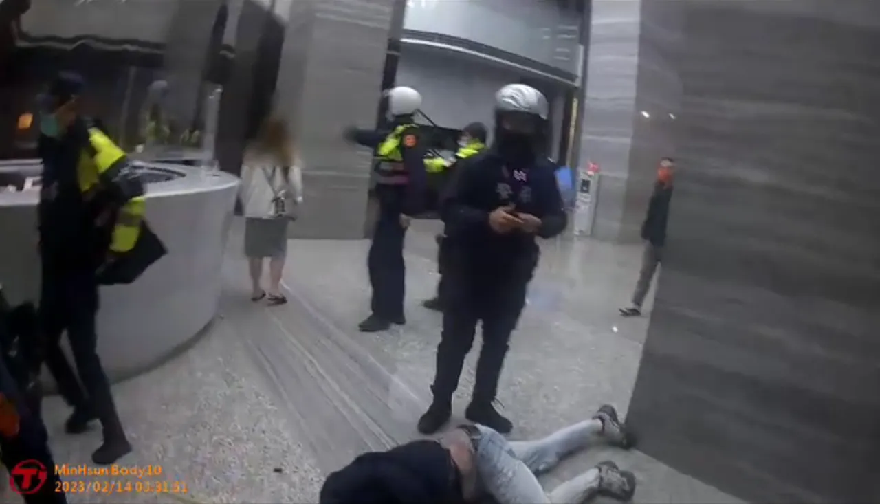大批警力持槍喝令滋事份子趴下。讀者提供