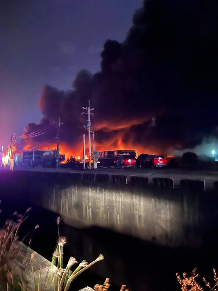 現場冒出陣陣濃煙。讀者提供