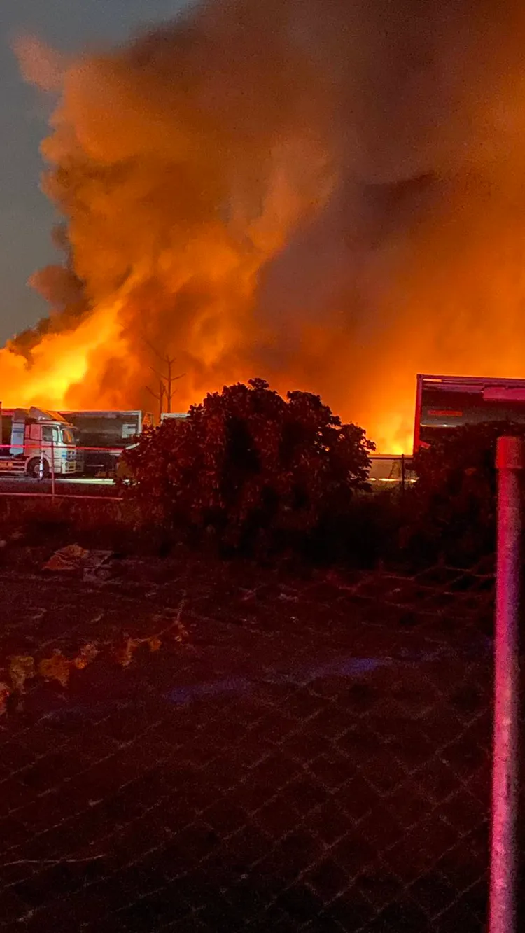 現場堆置大量廢輪胎等易燃雜物。讀者提供