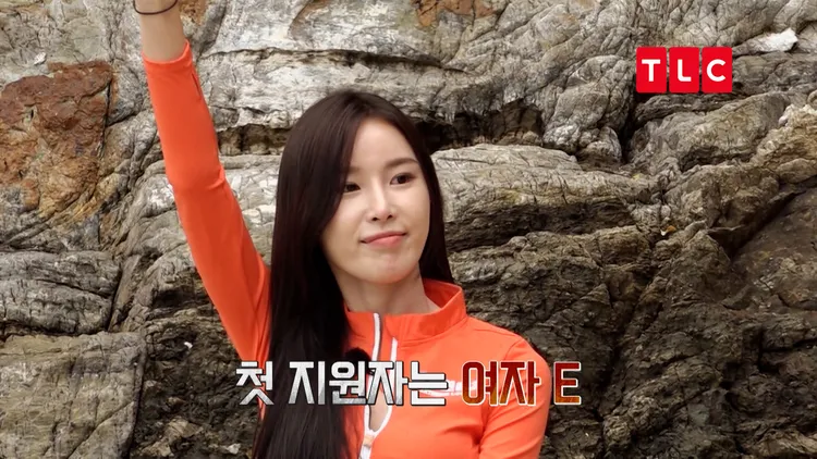 女子E自告奮勇首先秀了一手人物速寫的本領。TLC旅遊探險頻道提供