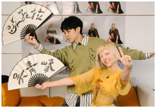 金曲歌王吳青峰陪練秀驚人字跡 「極光少女」歐若拉書法初體驗