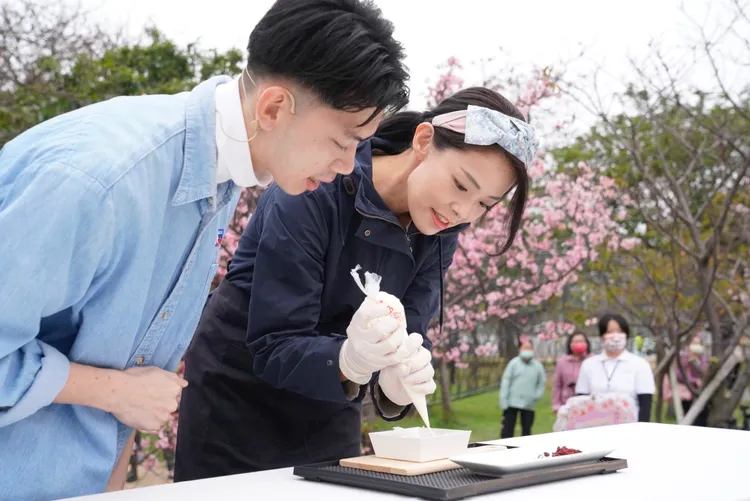 高虹安也在場體驗手作夢幻主題甜點。新竹市府提供