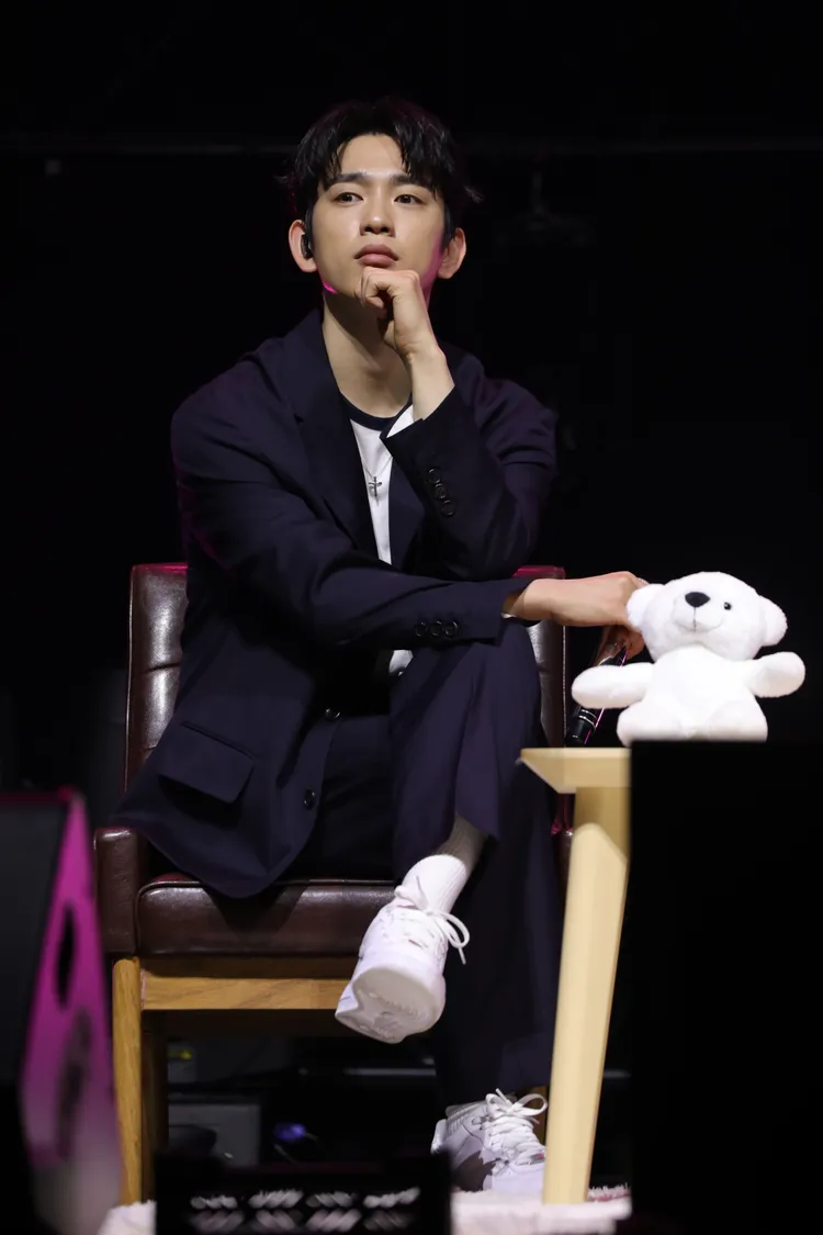 朴珍榮拿著收音小熊，以中文錄下主演劇作的關鍵字。HALO Company /希林國際提供