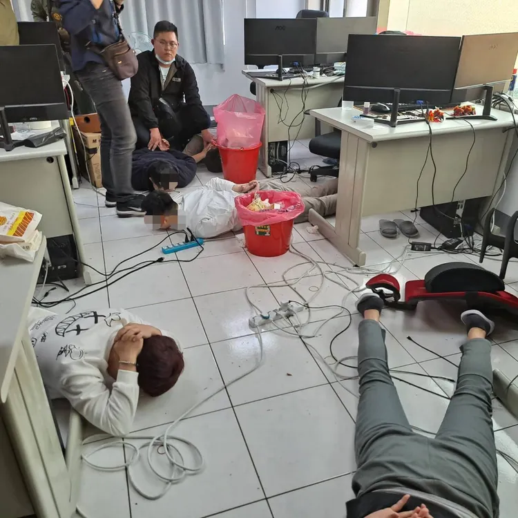 警方將屋內嫌犯壓制在地。永和警分局提供