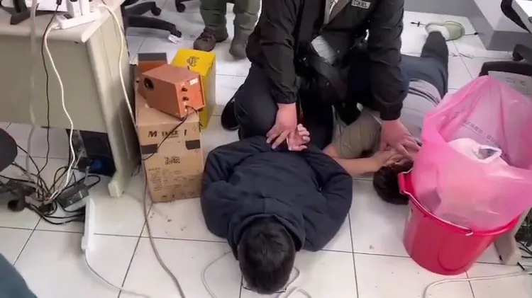 警方將嫌犯壓制在地。永和警分局提供