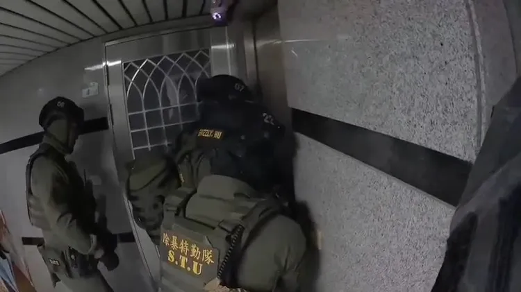 除暴特勤組全副武裝展開攻堅。永和警分局提供