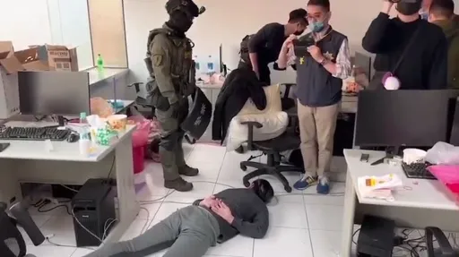 詐騙機房藏身大樓獲利千萬　永和警破門攻堅逮7人