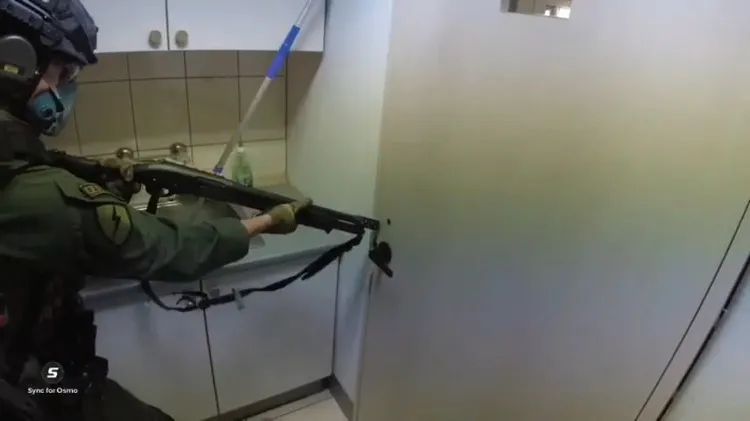 警方持破門槍擊破門鎖。永和警分局提供