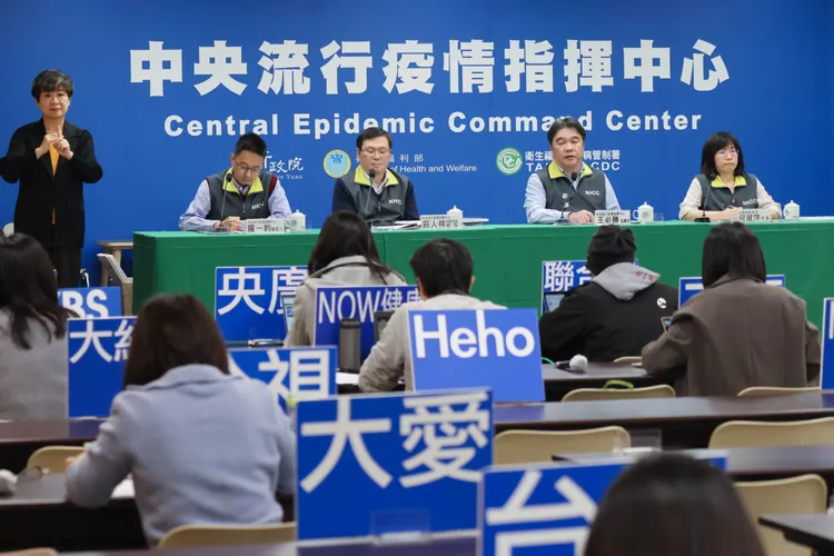 中央流行疫情指揮中心今久違全體「露臉」。彭欣偉攝