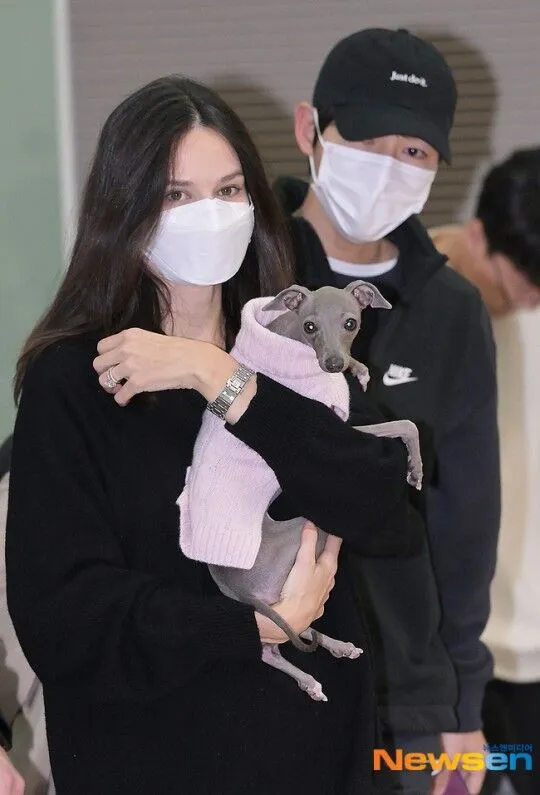 凱蒂（左）陪宋仲基出國工作，左手無名指戴著超大婚戒。翻攝Newsen