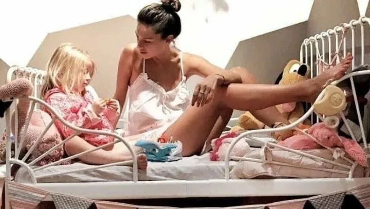 韓國網友挖出凱蒂與小女孩的合照，指她有個10歲女兒，讓宋仲基憤怒。翻攝theqoo