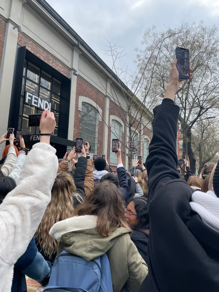 FENDI秀場入口處擠滿了高舉手機想捕捉偶像身影的人群。陳張眾攝