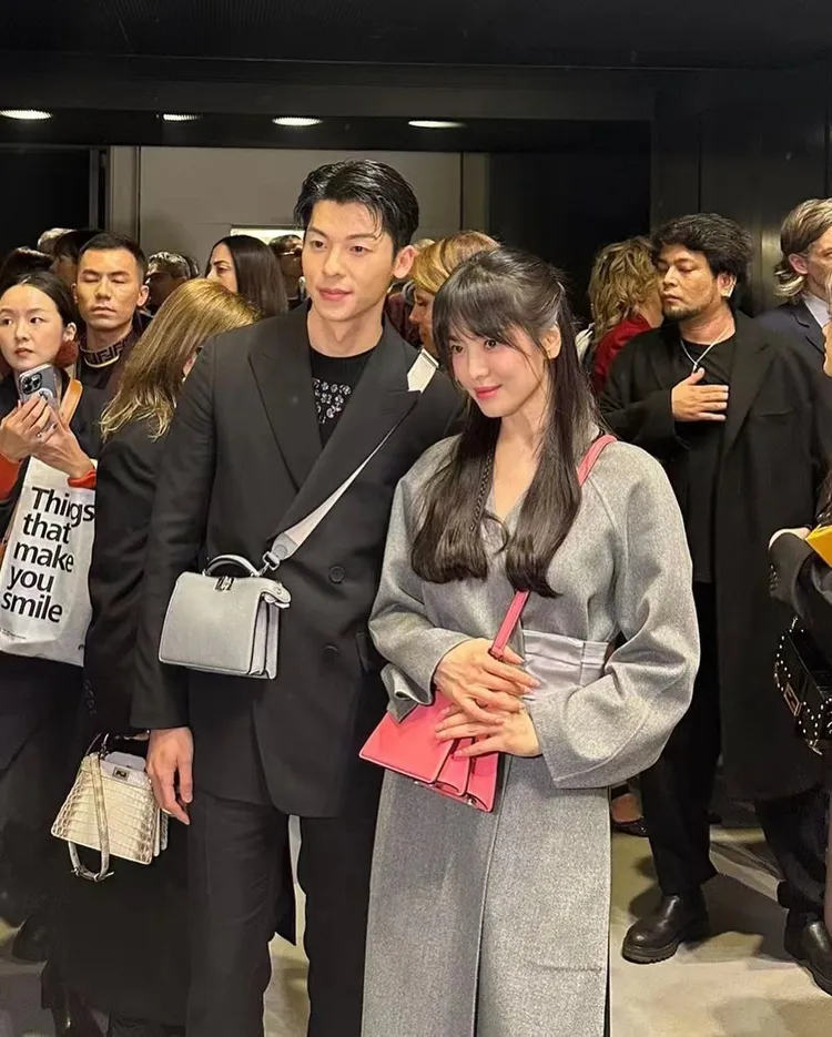 許光漢（左）與宋慧喬同框。翻攝草莓牛奶味的Haru微博