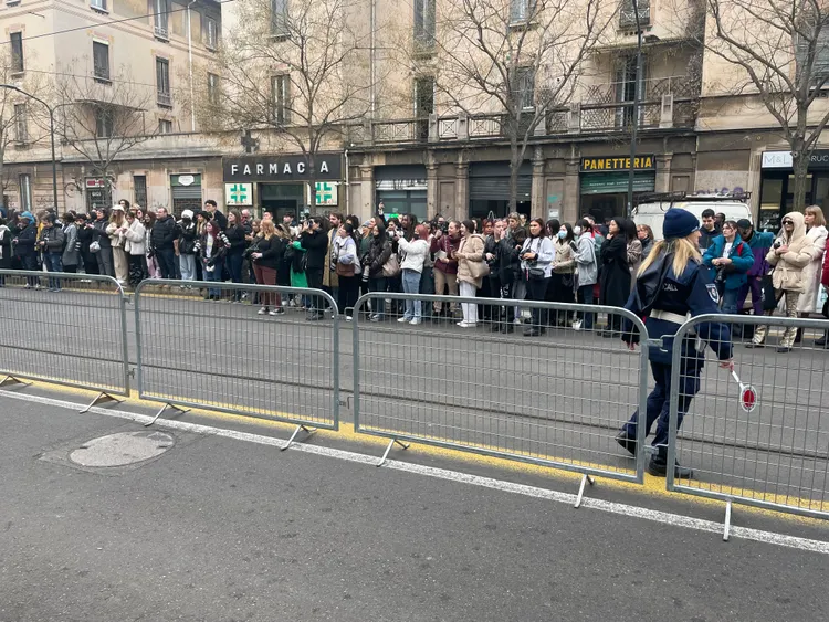 FENDI秀場入口對街的電車站中島上，在開秀前半小時就擠滿了等待偶像蒞臨的粉絲們。陳張眾攝