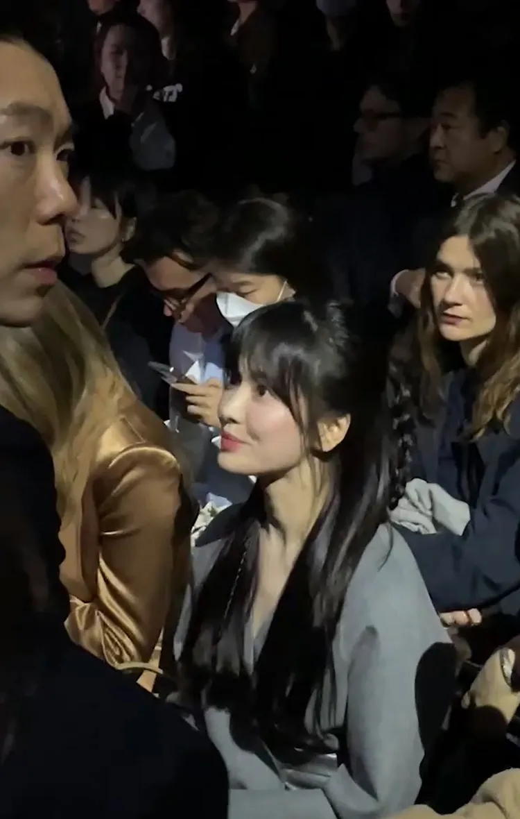 在官方預定開秀時間近半小時後才壓軸現身的韓國女星宋慧喬。讀者提供