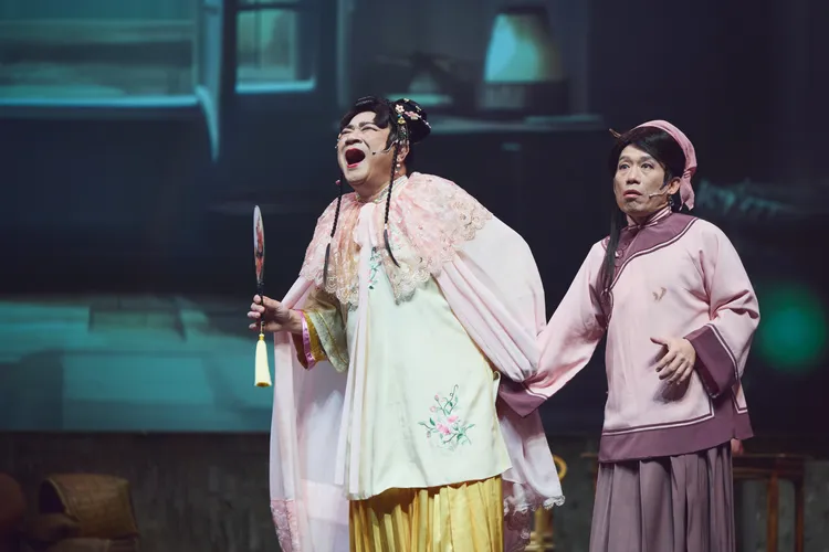 郭子乾（右）與白雲加入舞台劇版《嘉慶君遊臺灣》演出增添許多笑料。欣湉國際提供