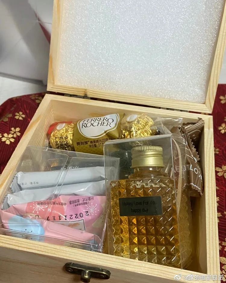 喜糖禮盒內有餅乾、巧克力及一瓶蜂蜜。翻攝猹的追星日記