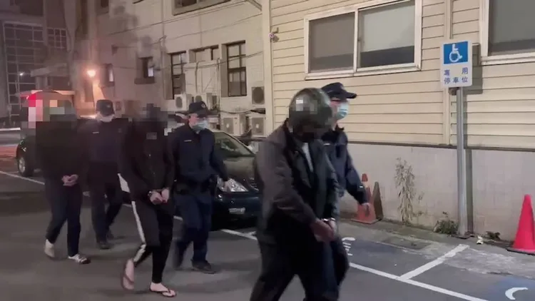 警方將嫌犯帶回警局。新莊警分局提供