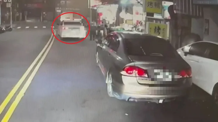 陳男謊稱要到車上拿錢，不料上車後就逃逸(紅圈處)。新莊警分局提供