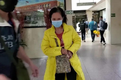 她回鍋選里長!支持者贊助400禮盒分送選民 合照喊「凍蒜」這下慘了