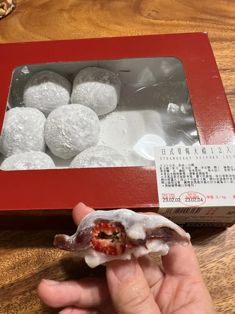 咬一口好市多草莓大福！驚見一整條蟲。翻攝臉書社團「Costco好市多 商品經驗老實說」