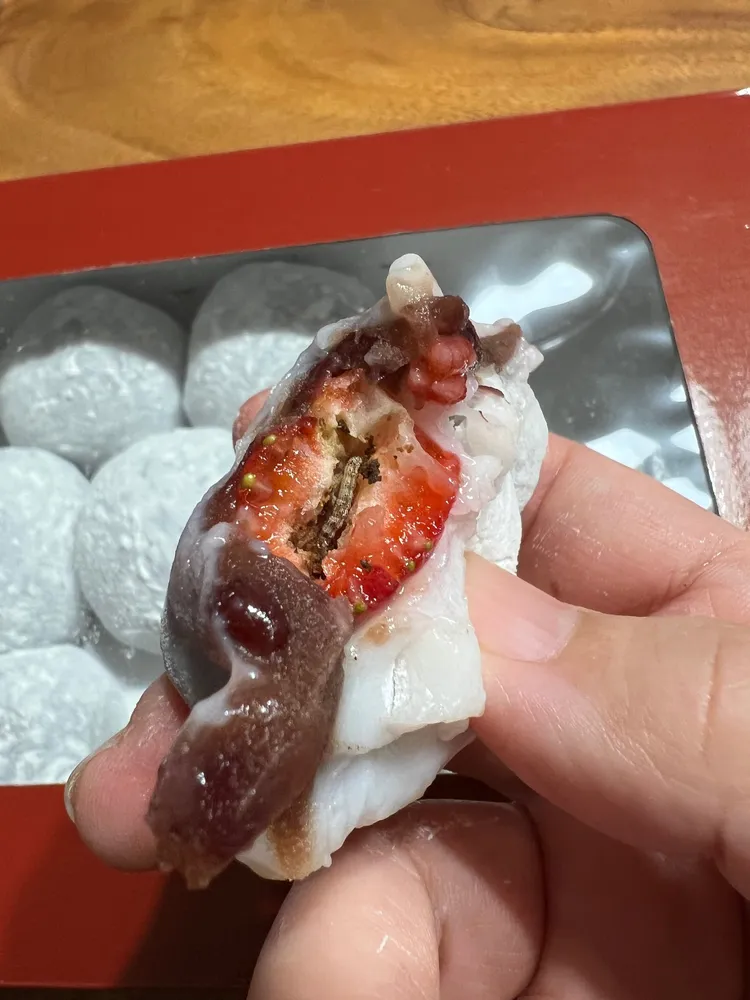 咬一口好市多草莓大福！驚見一整條蟲。翻攝臉書社團「Costco好市多 商品經驗老實說」