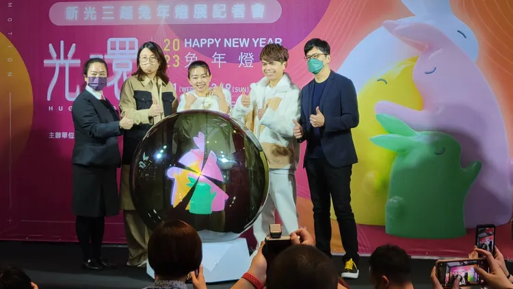 新光三越今天有燈節活動。葉文正攝