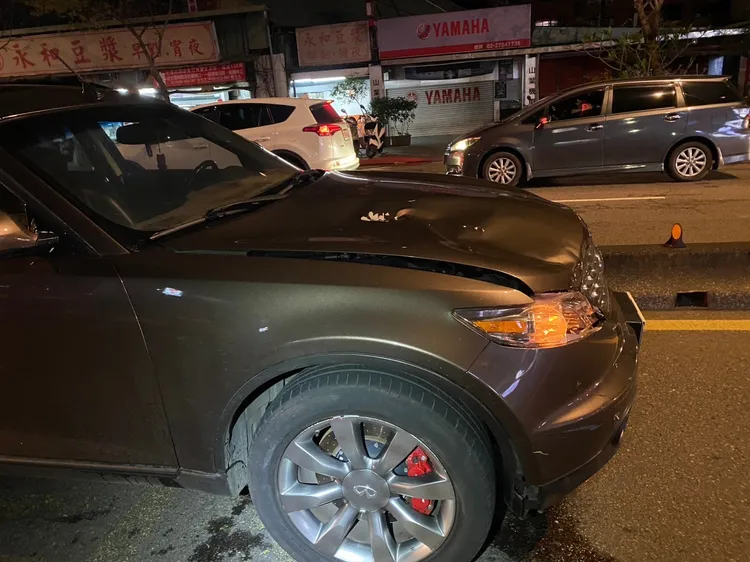 王男休旅車車頭板金凹損。翻攝畫面