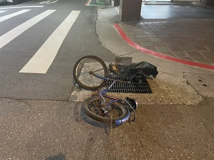 婦人推著腳踏車過馬路，不慎遭撞，腳踏車也凹損變形。翻攝畫面