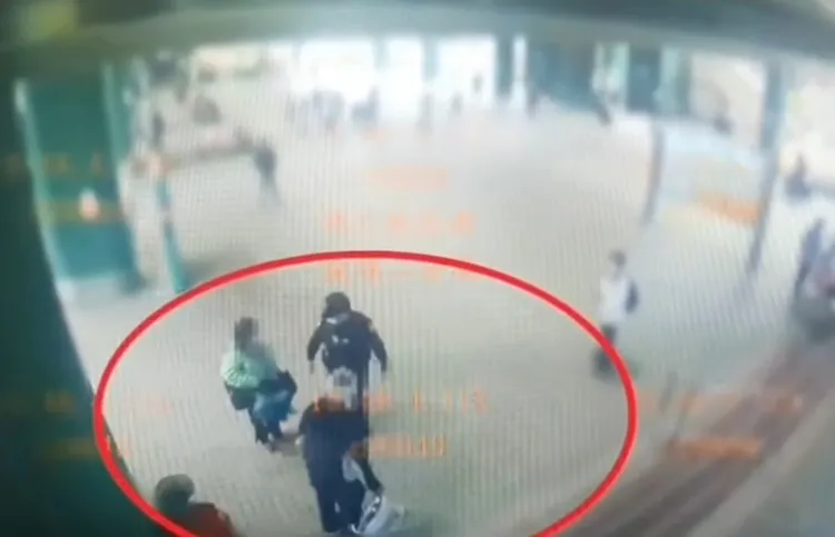 警方上前詢問蔡婦。翻攝畫面