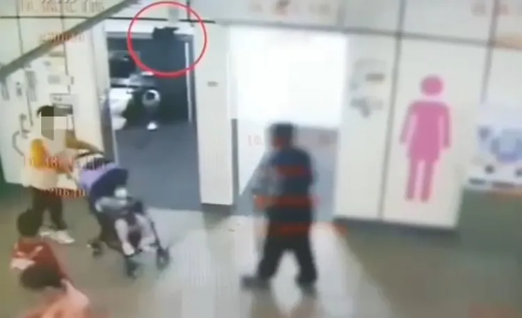 粗心的媽媽將背包遺留在捷運站廁所內。翻攝畫面