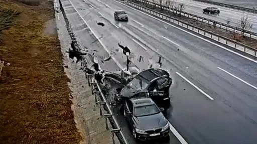 驚悚影片｜停路肩待援被打滑轎車S型衝來撞飛　慘釀4死7傷
