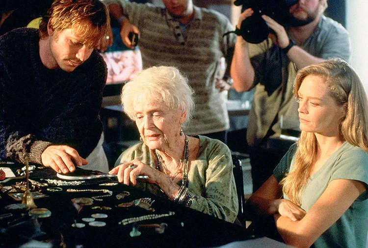 葛洛莉亞史都華(中）飾演在鐵達尼號沉船事故後倖存的老蘿絲。