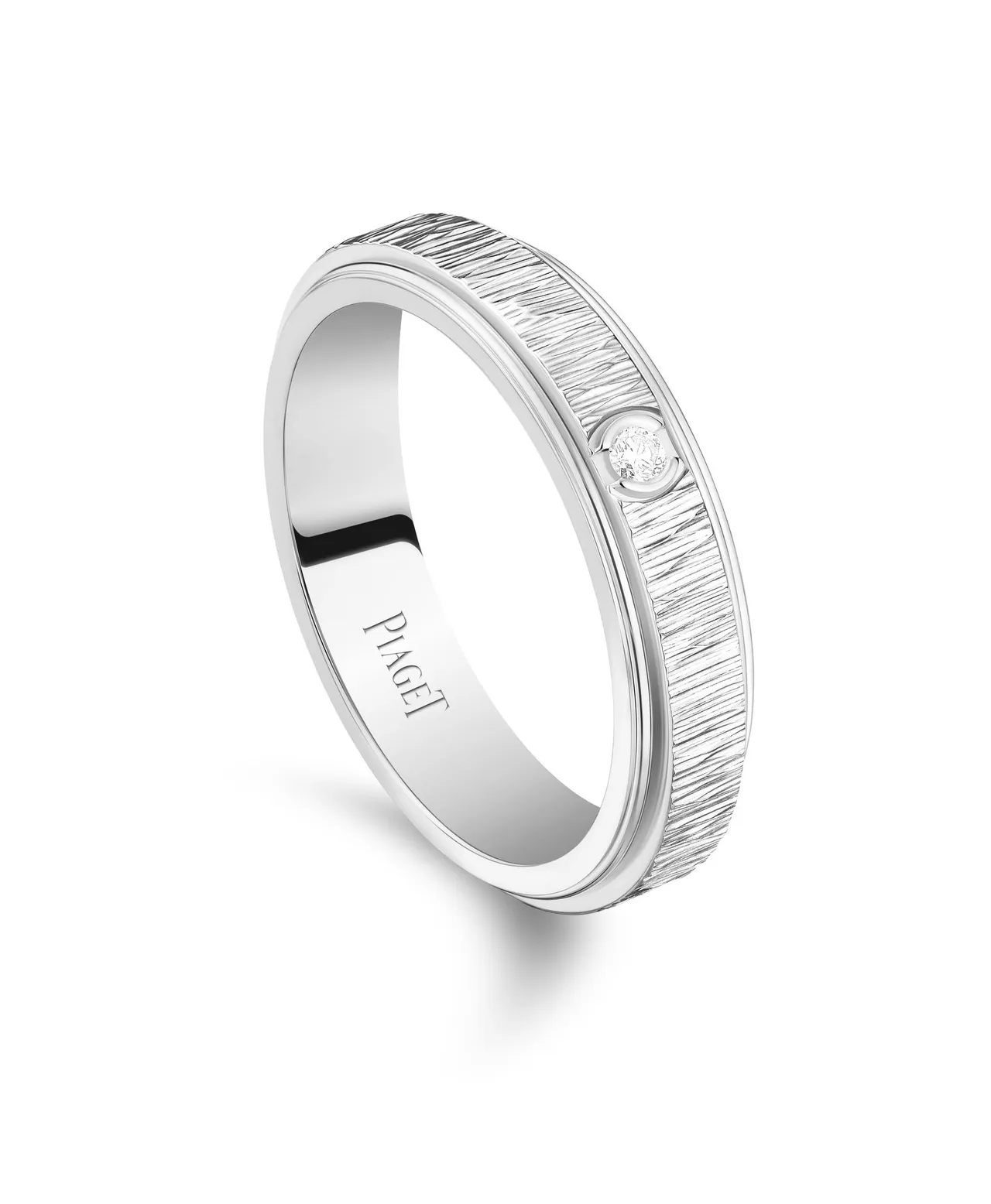 Possession系列18K白金宮廷式雕刻飾紋鑲鑽戒指，8萬1000元。品牌提供