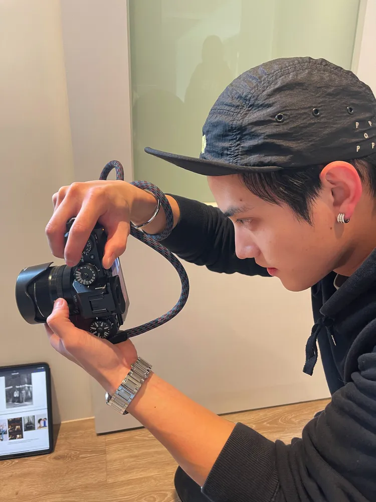 伯爵風格大使范少勳佩戴伯爵珠寶與腕錶化身攝影師捕捉人生甜蜜瞬間。品牌提供