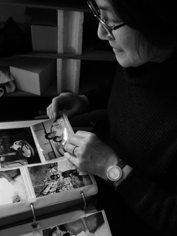 范少勳以鏡頭捕捉母親，她腕間戴著蘊藏了「和樂、團圓」的伯爵Possession系列腕錶與戒指，翻動著老相簿所泛起的淺淺微笑，嘴角那一絲摺紋，藏了多年來母親為孩子的歡喜與憂傷。品牌提供