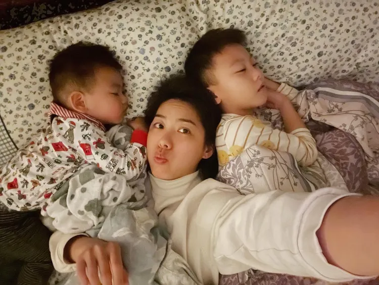 林可彤（中）的育兒經時常讓網友大笑出來。翻攝林可彤IG