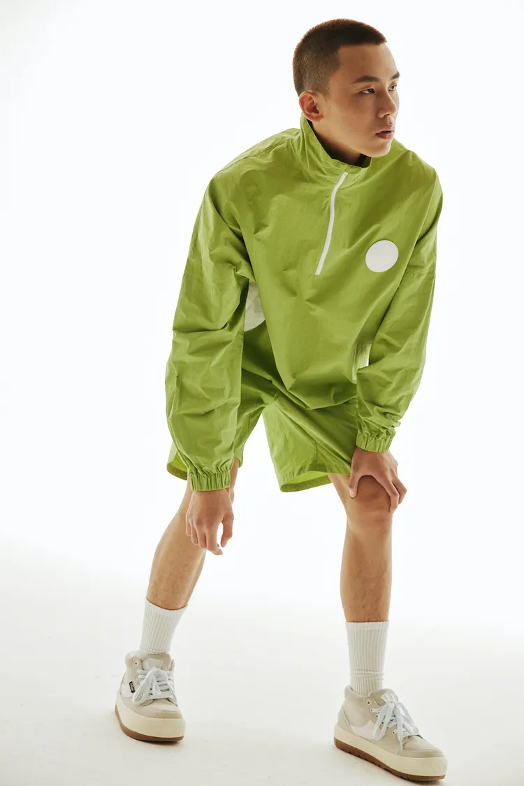 「U.G.C」螢光綠夾克被網友吐槽品質極差。翻攝U.G.C官網