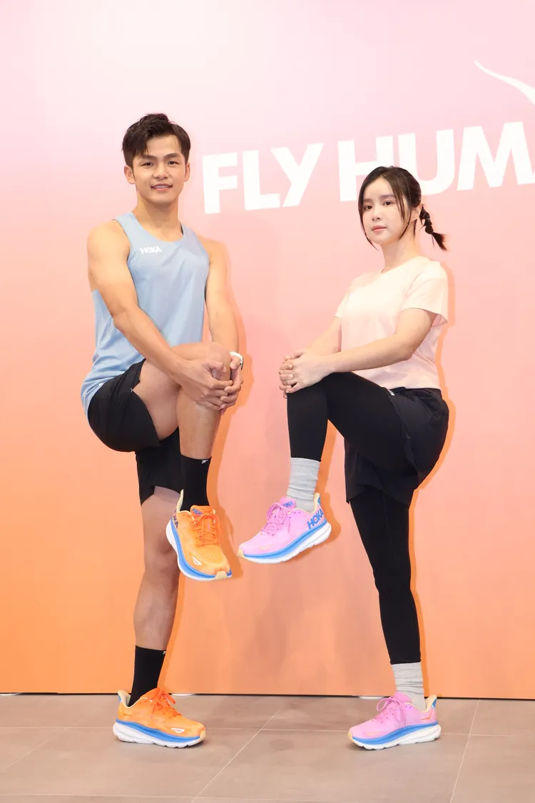 李佳穎（右）和選手吳承泰示範跑前動態暖身要訣。鄭孟晃攝