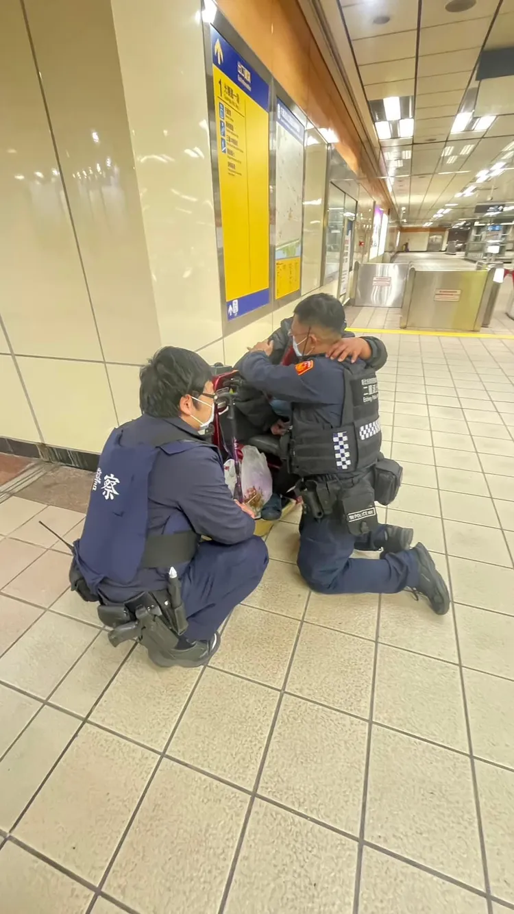 朱女熱淚盈眶擁抱警員。翻攝自臉書社團我是三重人241