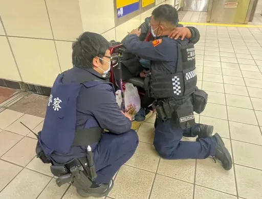 捷運女「抱警」處理!真相有洋蔥 她為這事淚盈眶擁跪地警