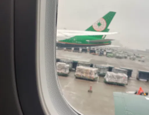 長榮航飛行中驚見機艙玻璃破裂　3百旅客受影響！回程航班取消
